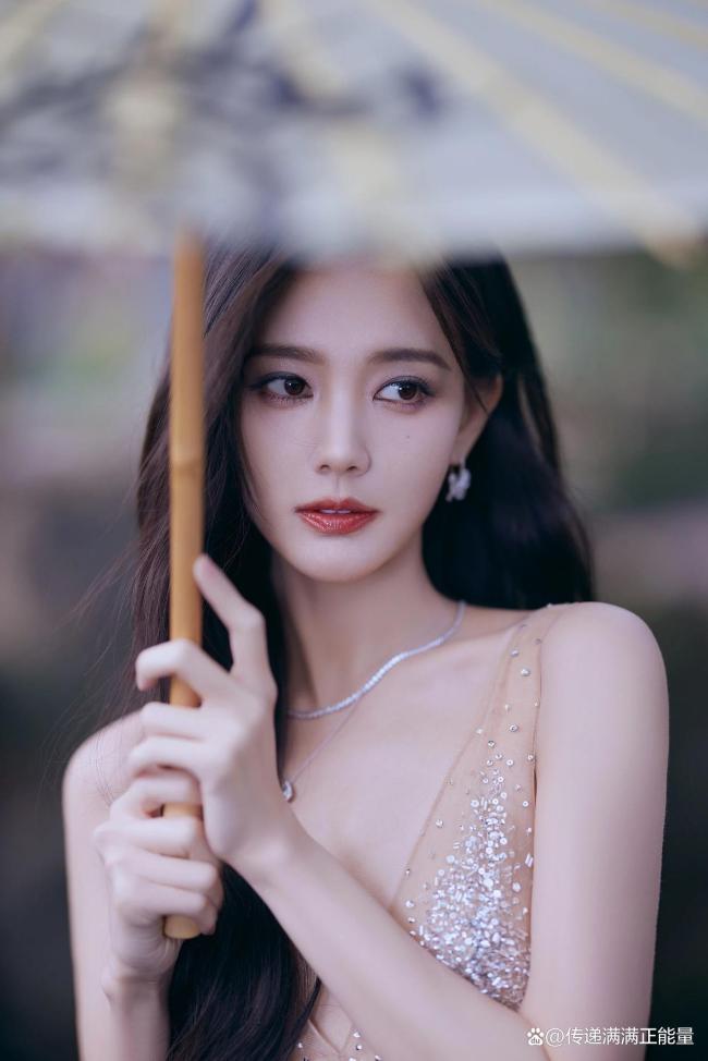 李一桐蓬蓬裙造型甜美动人 多面绽放魅力无穷