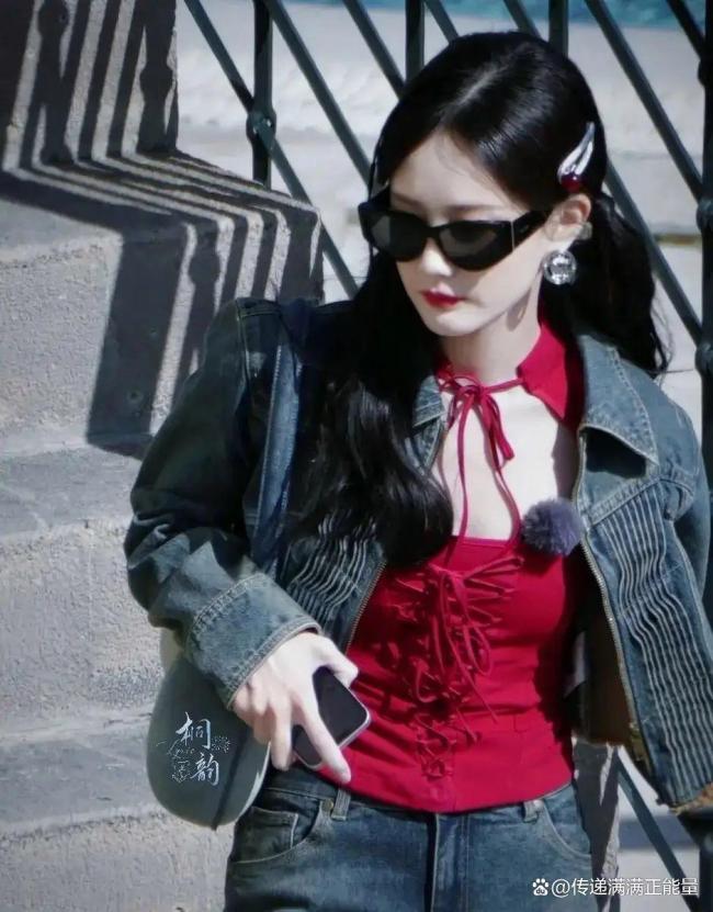 李一桐蓬蓬裙造型甜美动人 多面绽放魅力无穷