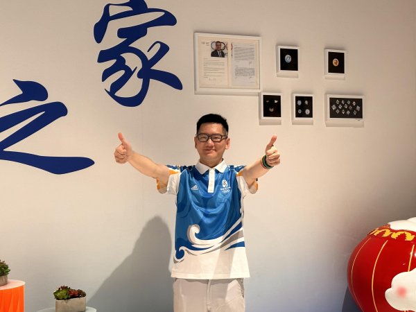恒富配资 双奥志愿者向北京奥运博物馆捐赠国际奥委会主席巴赫的回信